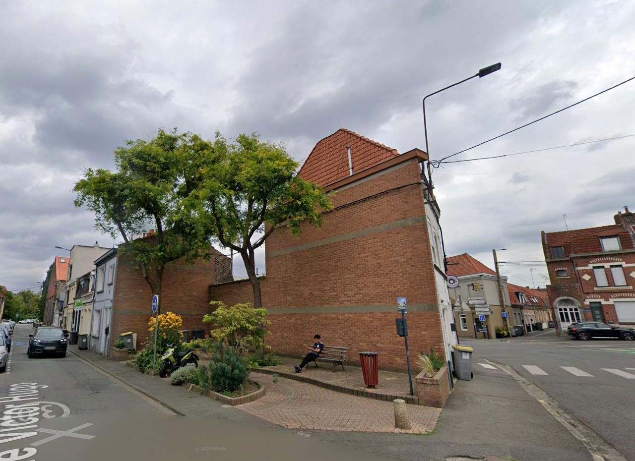 Avant : le petit square avec ses deux arbres et son banc, à l'angle de la rue Victor Hugo