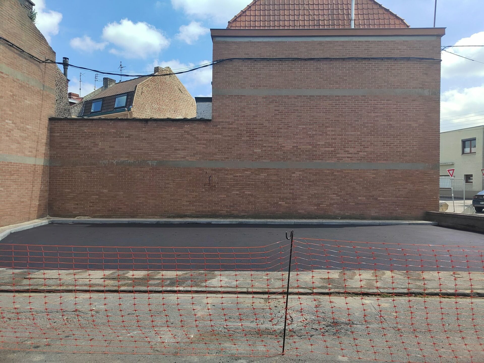 La mairie abat deux arbres et bétonne un parking, après la 2ᵉ pire canicule de l&rsquo;histoire de France